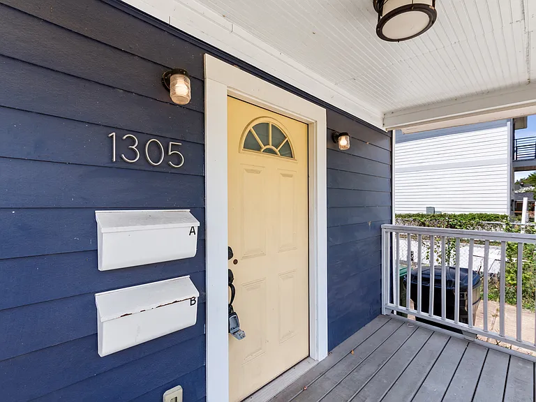 1305 Idylwild St — Photo 3