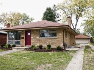 202 Middaugh Rd, Clarendon Hills, IL 60514