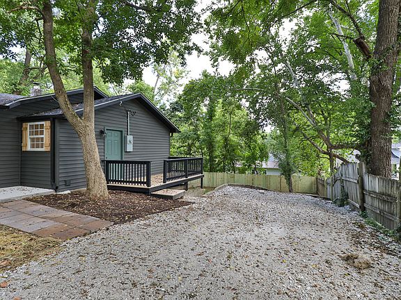 4th image of 701 E Oak Street