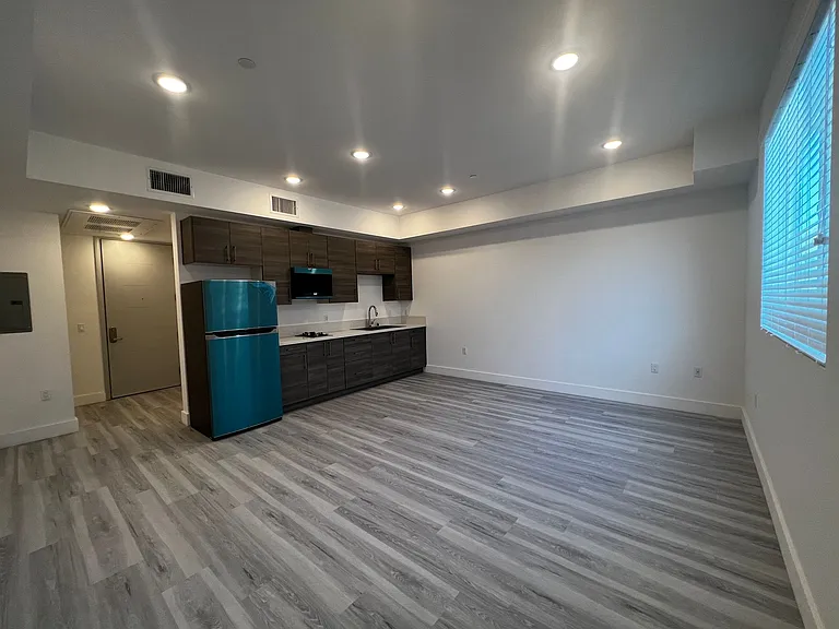 545 N Heliotrope Dr #204 — Photo 7