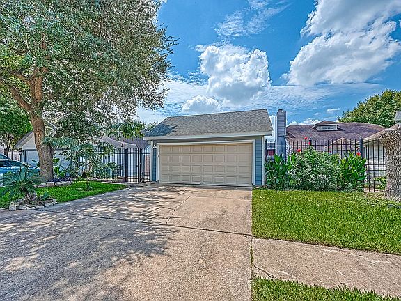 3rd image of 11879 Plumpoint Dr