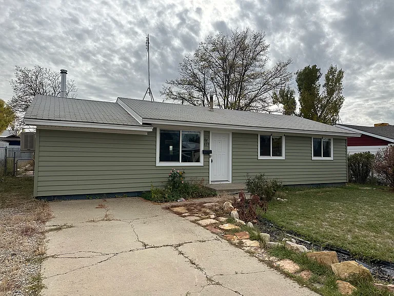 823 Brookside Dr — Photo 1