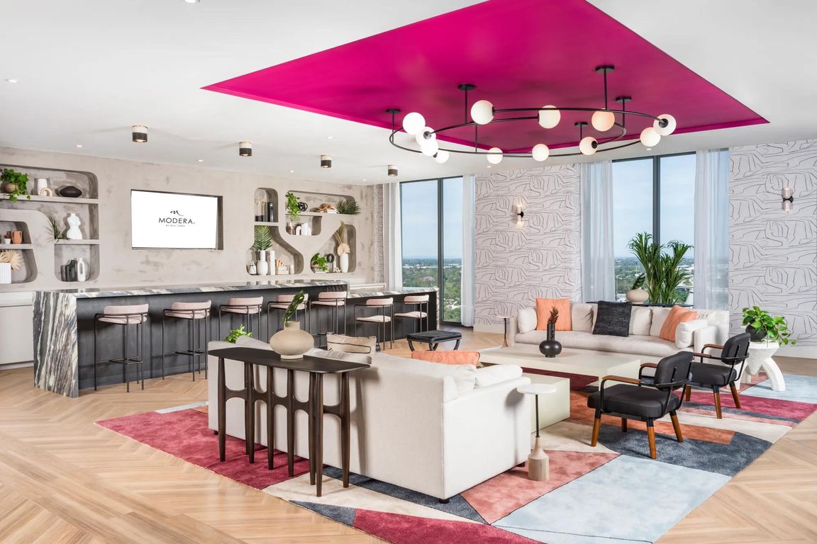 Unwind in our rooftop lounge and terrace with stunning views of downtown St. Petersburg and Tampa Bay.