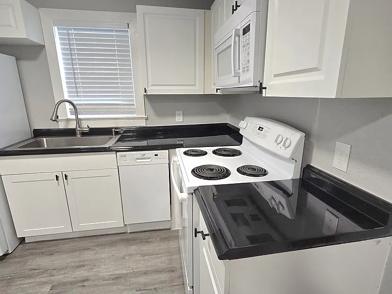 1603 E 33rd Ave — Photo 14