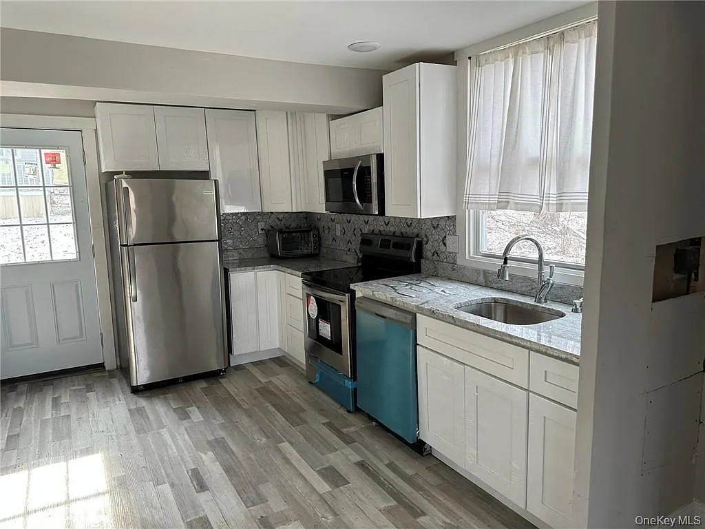 3 bed, 1100 sqft, $3,000 — Photo 2