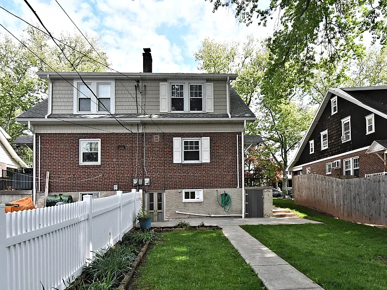 1318 Cherry St — Photo 14