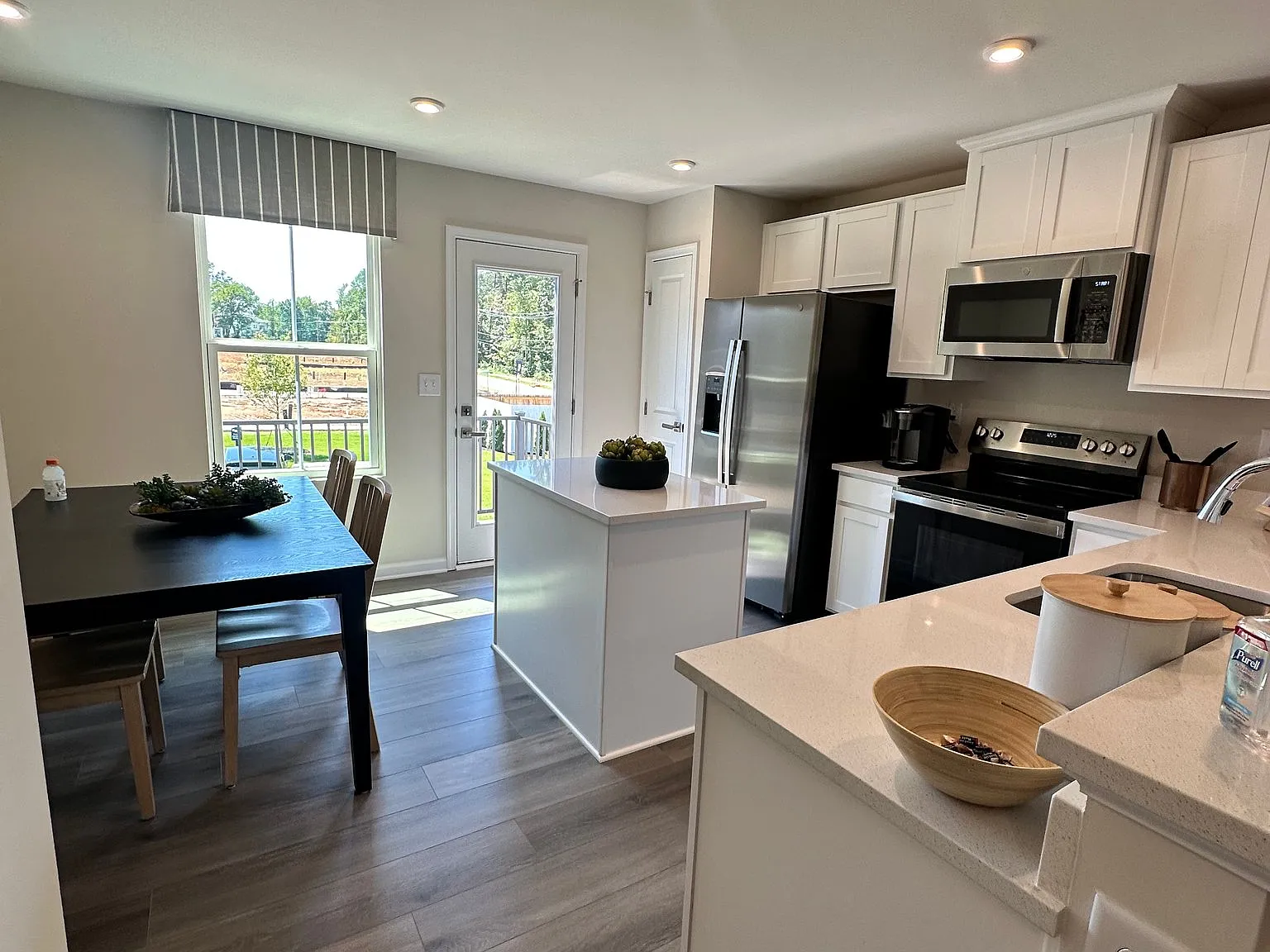 Be the First to Live Here! New 3BR/2.5BA Townhome, Modern finishes and Prime location — Photo 2