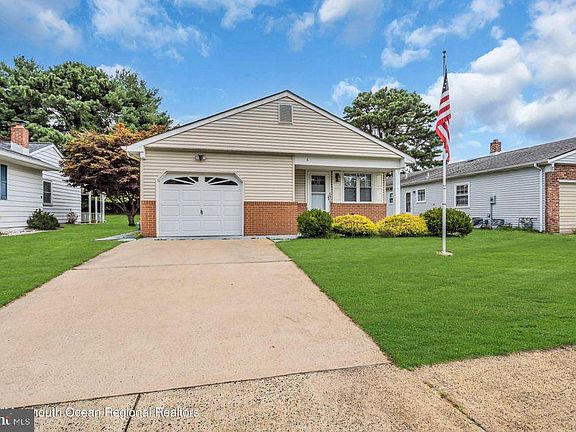 3rd image of 6 Pebble Beach Ct