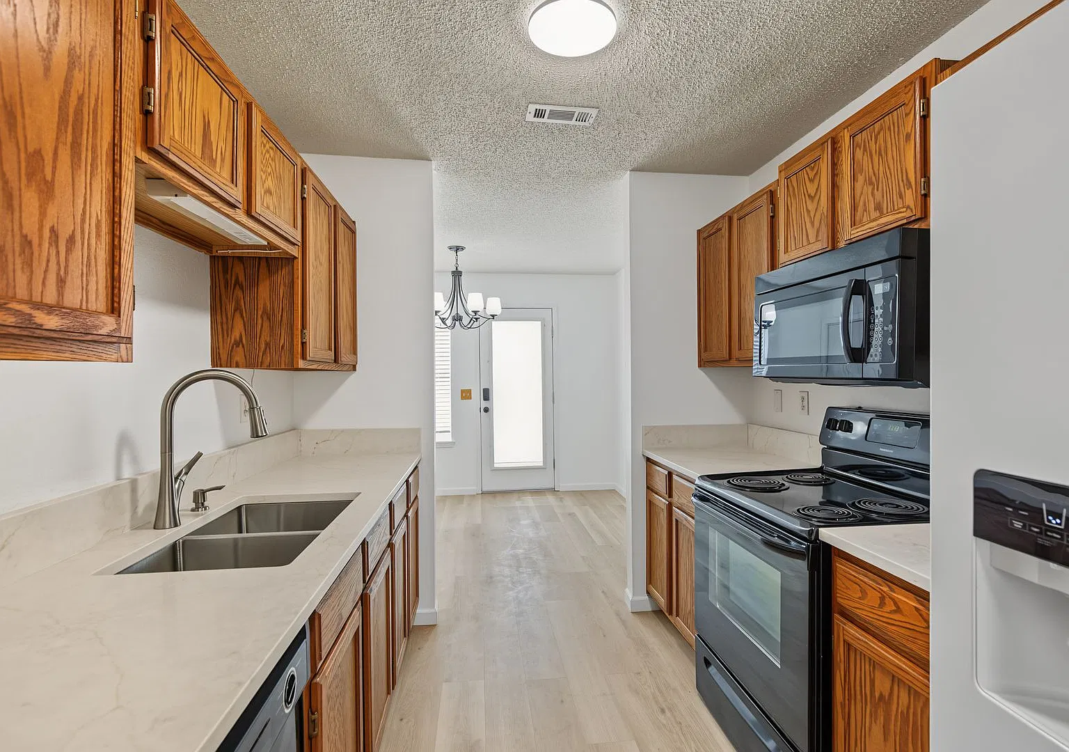 1602 Parkview Place — Photo 3