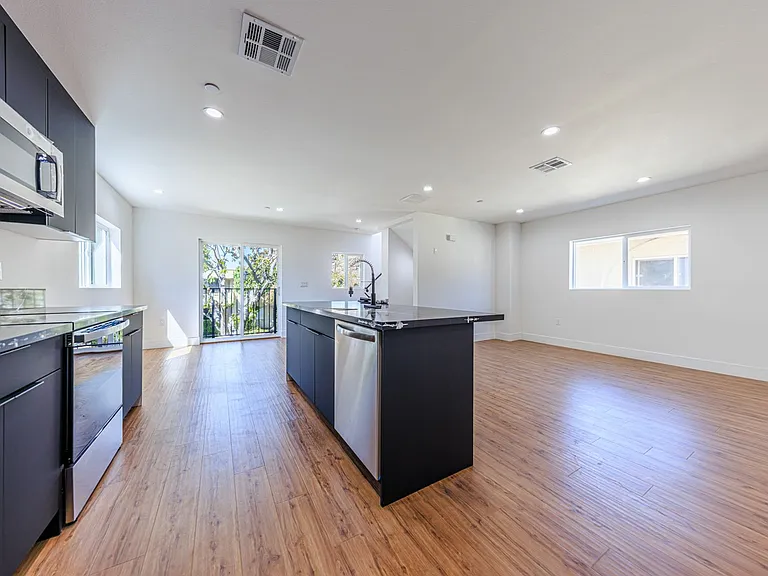 Luxury 3 & 4 Bed Townhomes | Walk to NoHo Arts District + Toluca Lake — Photo 45