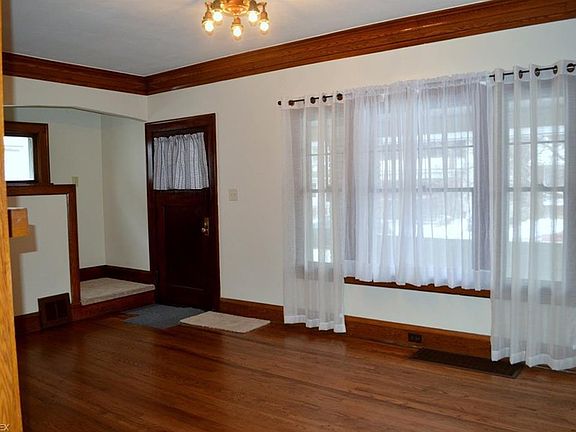 4th image of 2214 Chesterland Ave