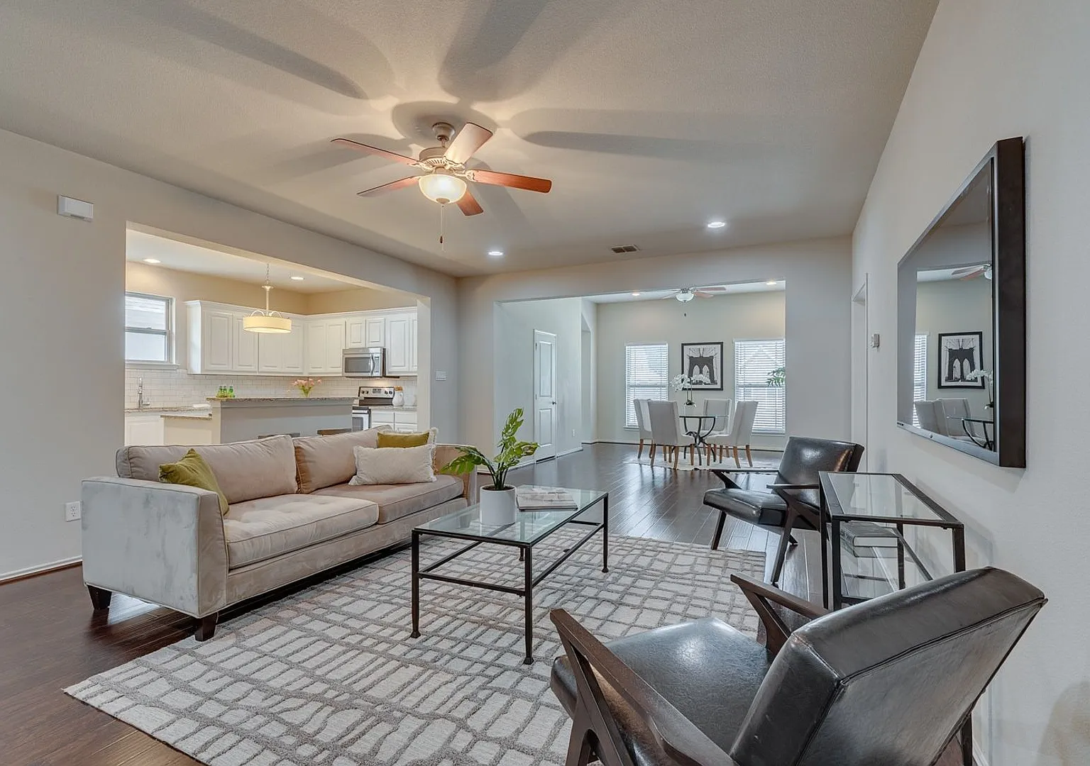 MOVE IN 2026 $4500 1st yr * $5500 2nd yr 5 Bed 3 Bath Short Walk to TCU Campus — Photo 2
