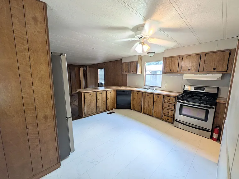 16240 San Pedro Ave — Photo 14