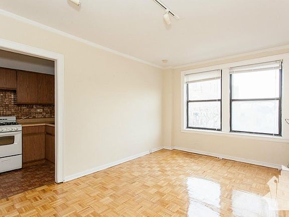 4th image of 749 W Belmont Ave