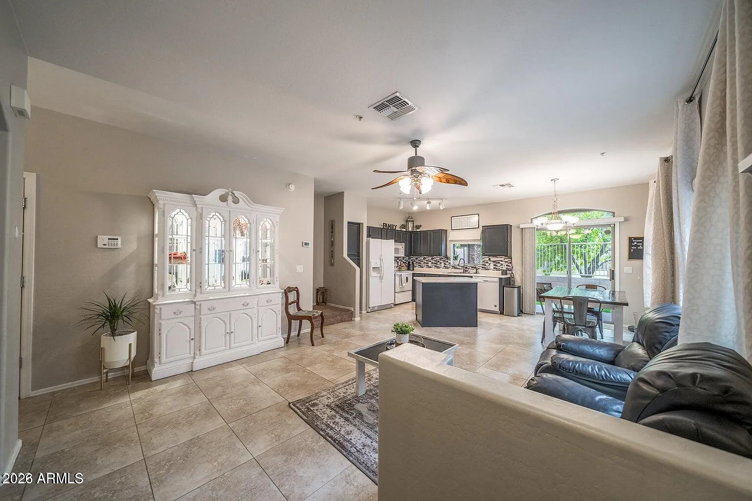 3 bed, 2.5 bath, 1379 sqft, $2,100 — Photo 4