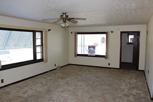 HUGE LIVING ROOM WITH LOTS OF WINDOWS