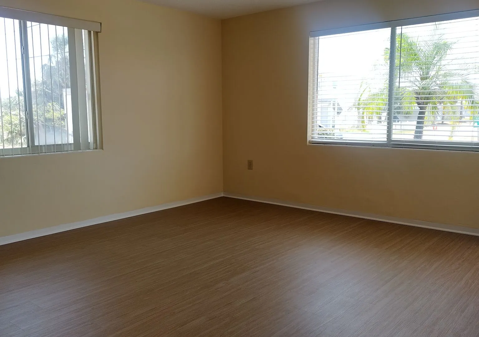 1 bedroom, 1 bathroom end unit condo beachside — Photo 3