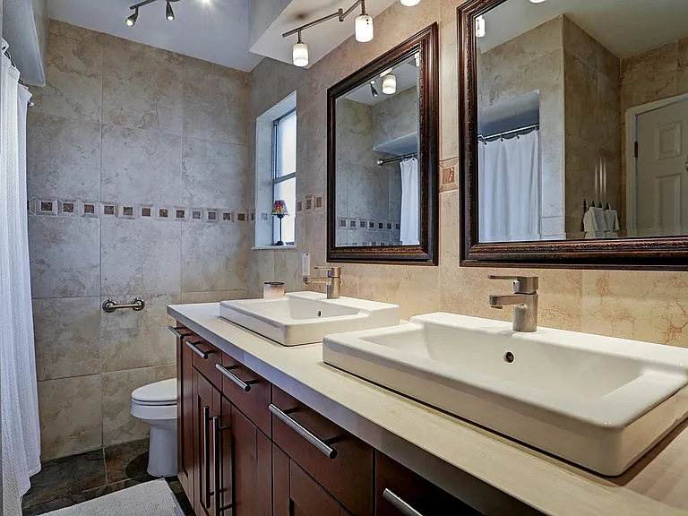 14207 Wickersham Ln — Photo 8