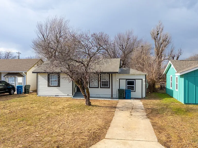 1621 Thompson Dr — Photo 1