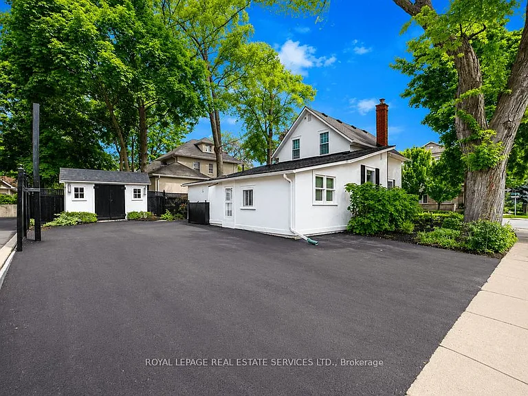 124 Chisholm St — Photo 38