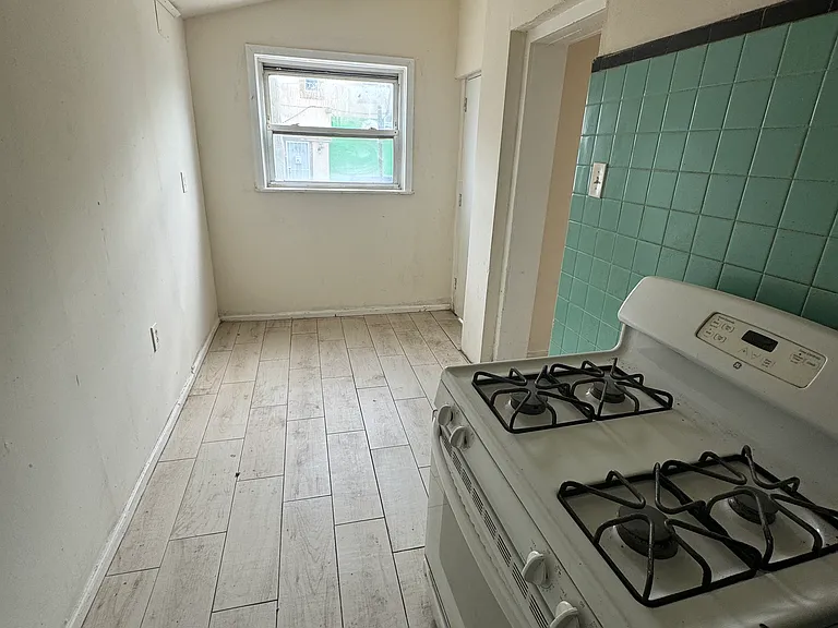 521 E Westmoreland St — Photo 11
