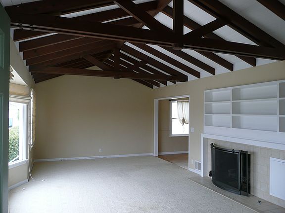 Living room w/fireplace