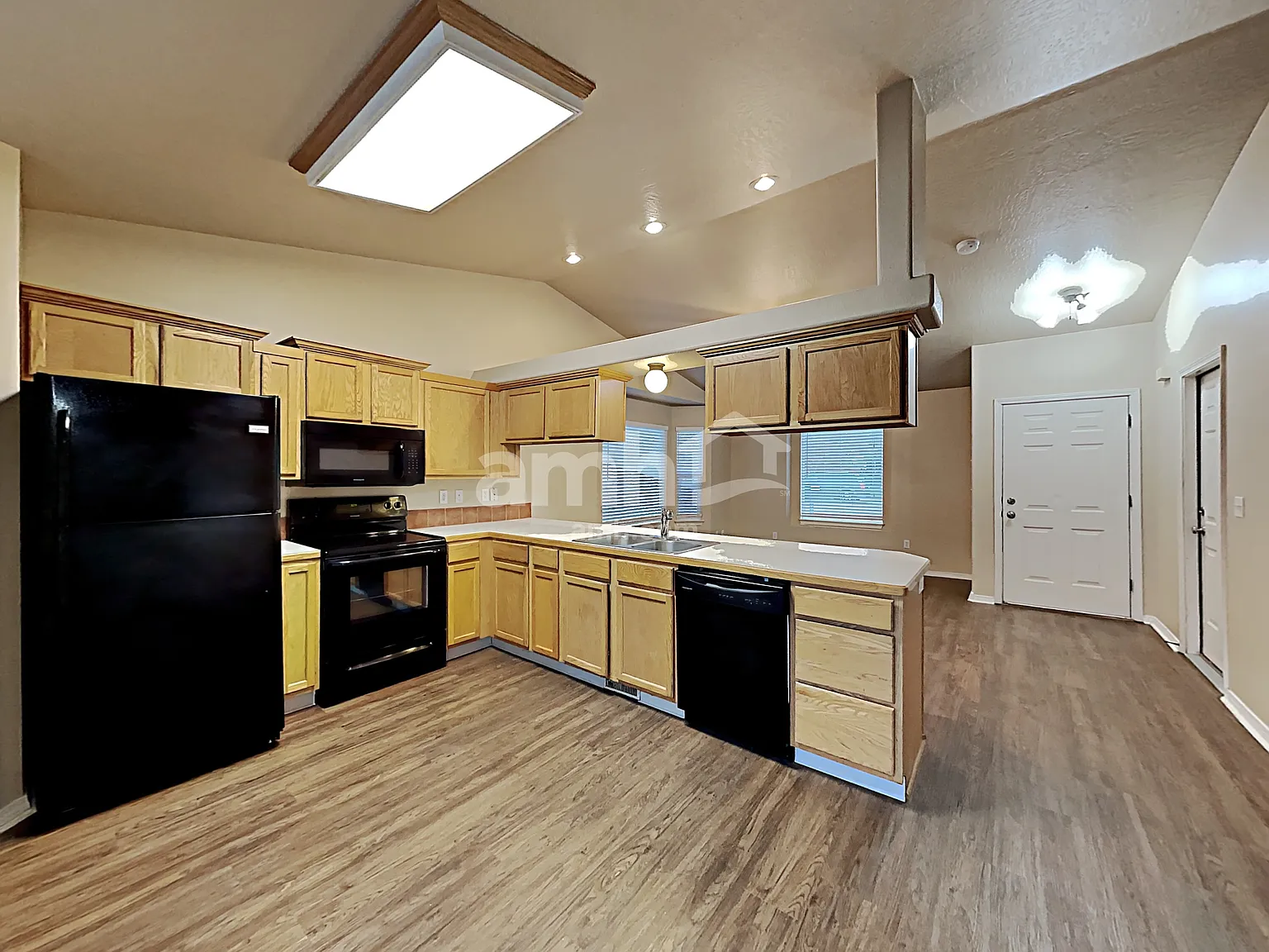 3 bed, 2.0 bath, 1050 sqft, $1,950 — Photo 3