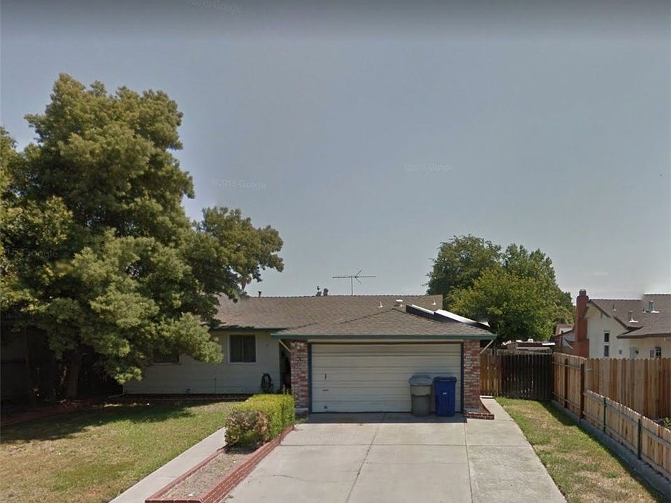 1st image of 27 Lochmoor Cir