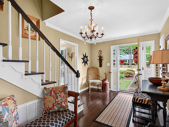 4th image of 501 Ashford Cir