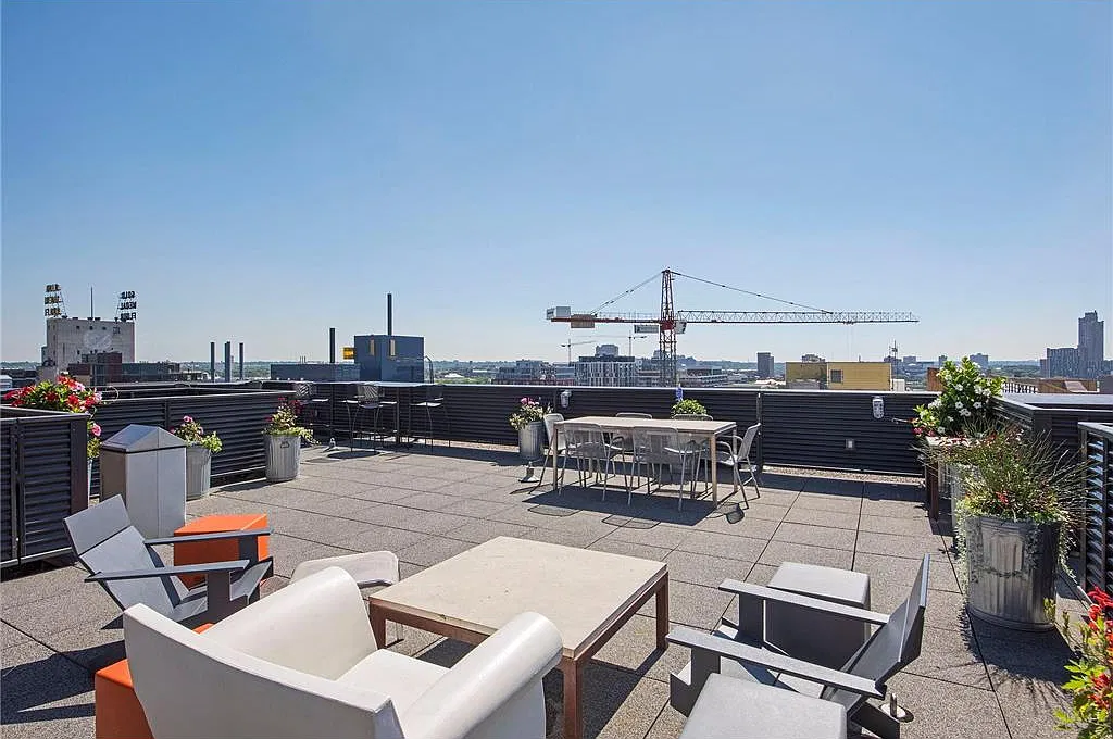 1 bed, 781 sqft, $2,200 — Photo 3