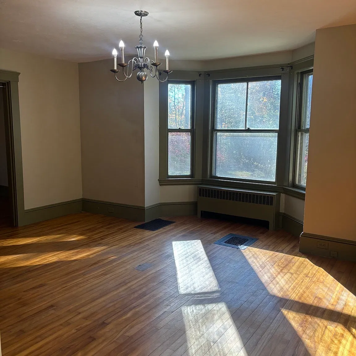 3 bed, 1.5 bath, 1403 sqft, $3,200 — Photo 3