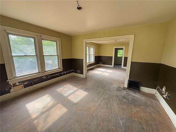 3rd image of 2810 Oak St