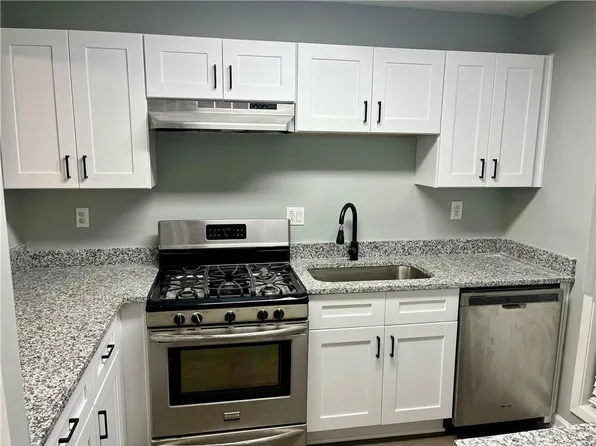 907 River Run Dr, Sandy Springs, GA 30350
