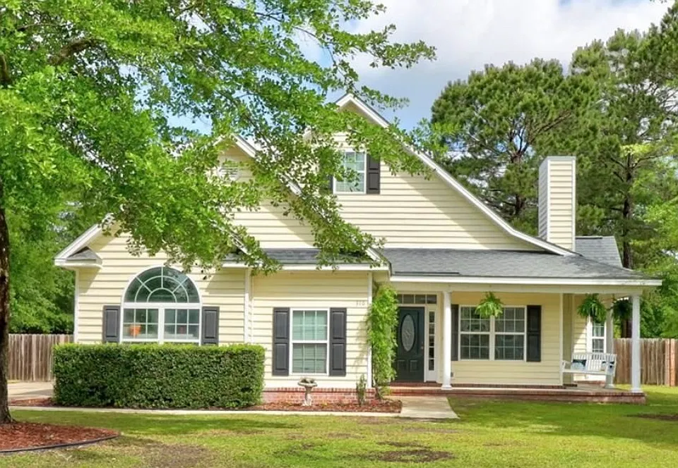 310 Labrador Ln