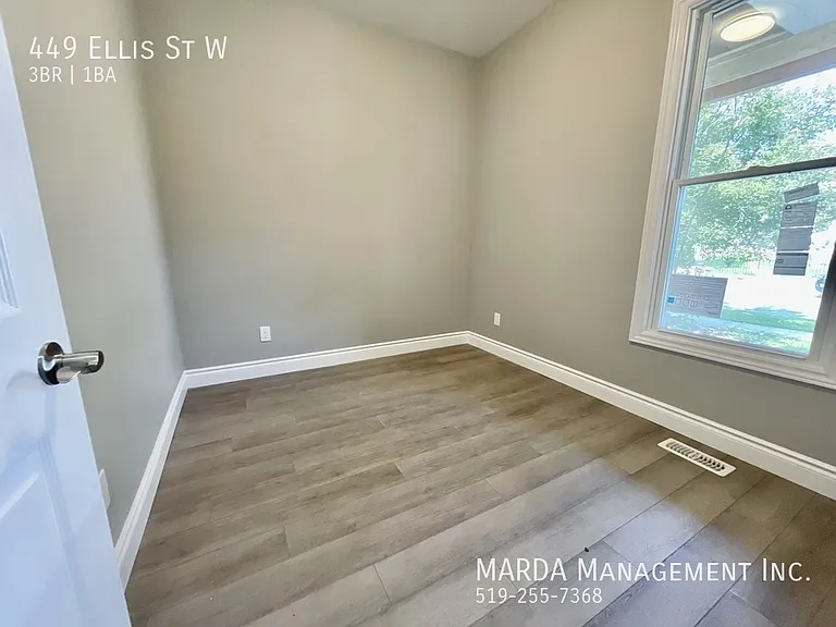 449 Ellis St W — Photo 9