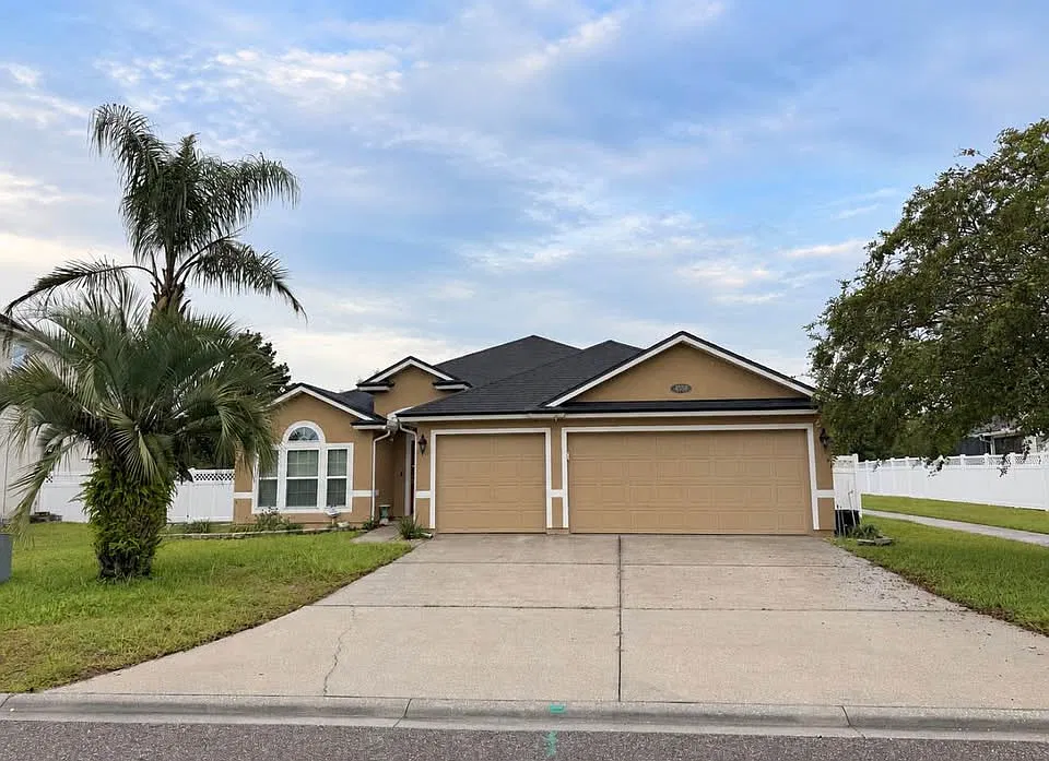 Oakleaf 4 bedroom, fenced on a pond! — Photo 1