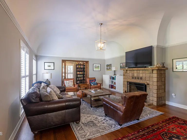 1541 Rose Villa St — Photo 4