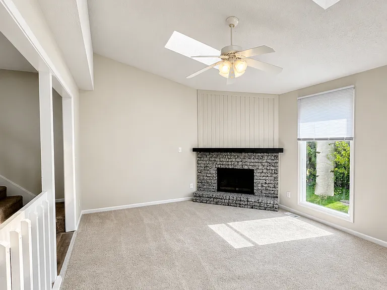 324 NE Cedar Ct — Photo 3