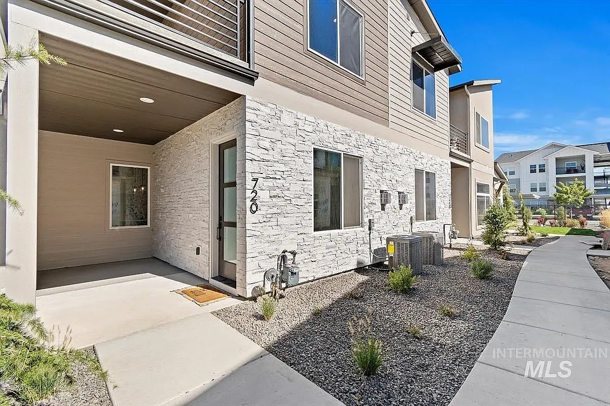 3 bed, 2.5 bath, 1631 sqft, $2,500 — Photo 2