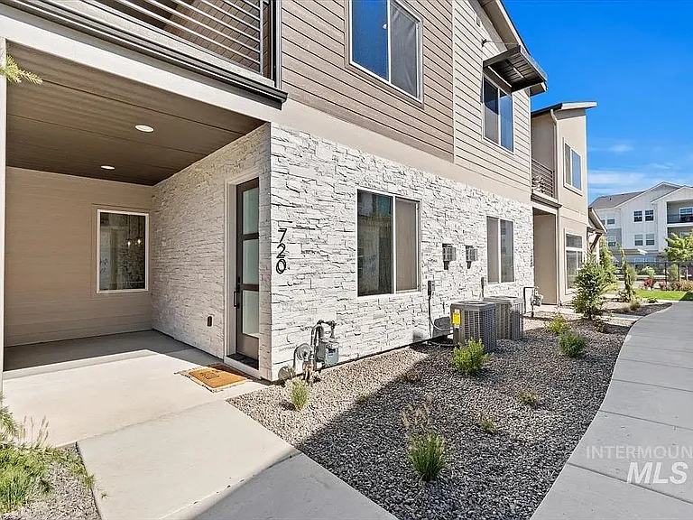 720 S Calhoun Ln — Photo 2