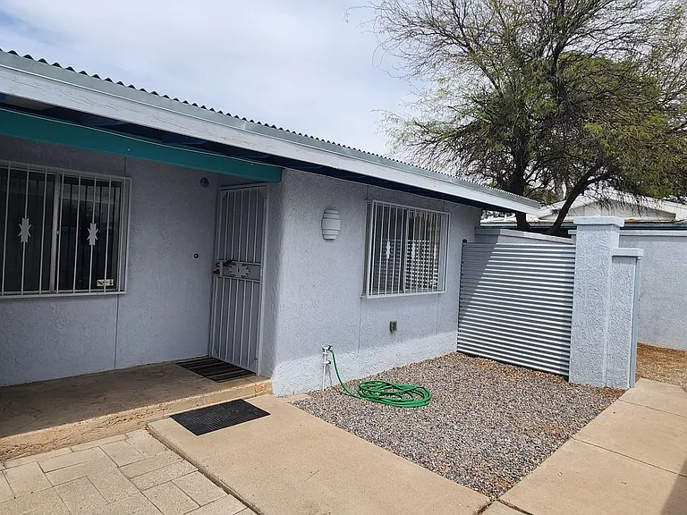 3319 N Dodge Blvd — Photo 1