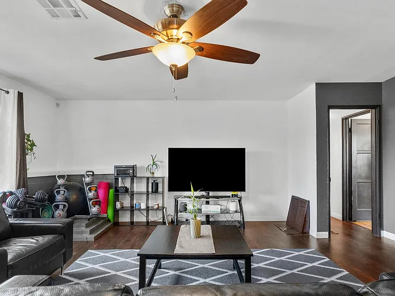 1327 W Ivesbrook St — Photo 7