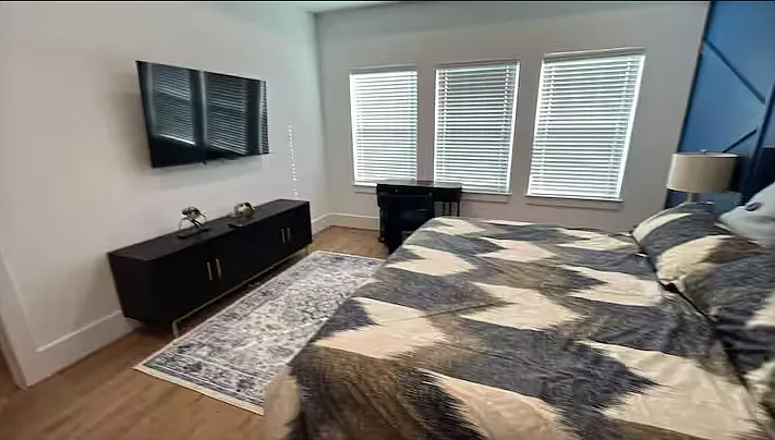 3419 Yellowstone Blvd — Photo 2