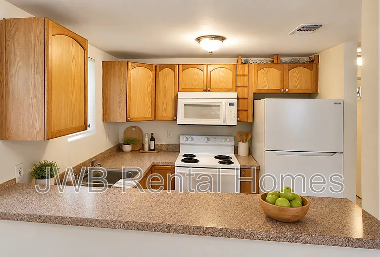 1379 Ingleside Ave — Photo 3