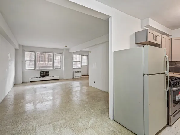 89-15 Parsons Boulevard image 2 of 18