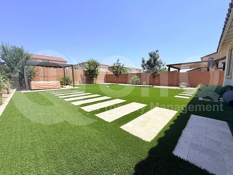 5735 S Parkwood — Photo 2
