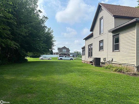 4th image of 1703 Summit St