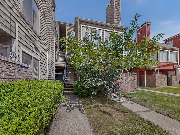 2nd image of 9811 Walnut St #203