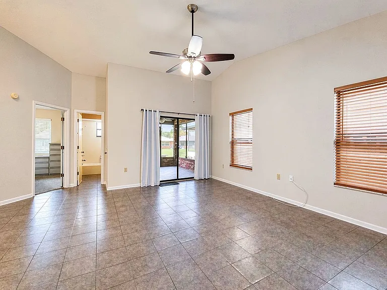 614 Lake Carolyn Cir — Photo 4
