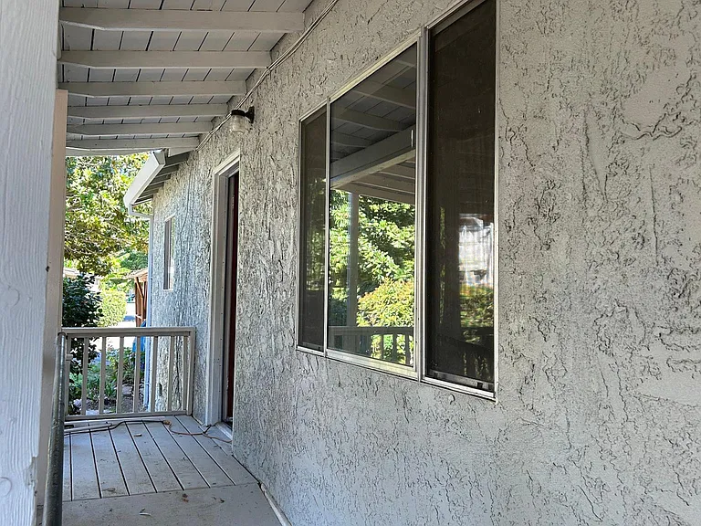 1119 Locust St — Photo 2